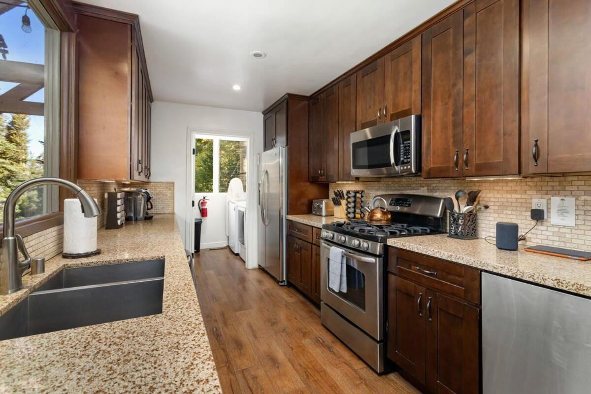 Snowflower Cabin Modern Luxe, 2 Level, 1500 Sqft, Ac, View, Dogs, Walk To Village Lake Arrowhead Exterior foto