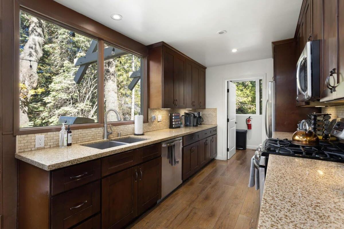 Snowflower Cabin Modern Luxe, 2 Level, 1500 Sqft, Ac, View, Dogs, Walk To Village Lake Arrowhead Exterior foto